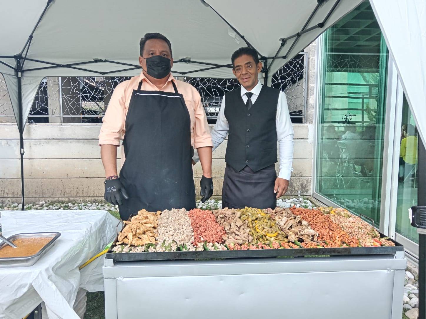Parrillero con un mesero para iniciar el evento